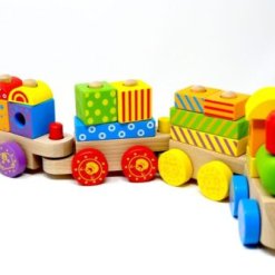 רכבת ענק מעץ צבעונית הכוללת צורות הנדסיות
