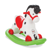 Pilsan פילסאן - נדנדת סוס פוני מוזיקלי לילדים בצבעי לבן/אדום/שחור הכולל צלילים, 2 ידיות אחיזה, 4 גלגלים ובסיס נדנוד בצבע ירוק.