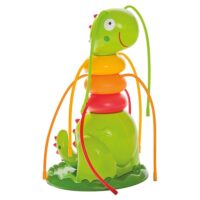 ממטרה בדמות זחל ידידותי המתחברת לצינור גינה ומתיזה מים.