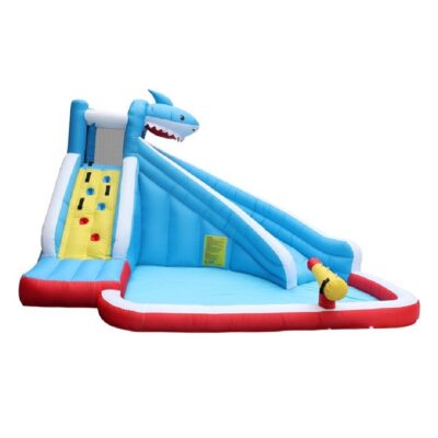 פארק מים מתנפח לילדים, פארק מים הכריש מבית JUMPER ISRAEL דגם 63114 הכולל מגלשת מים, קיר טיפוס, בריכה ותותח מים.