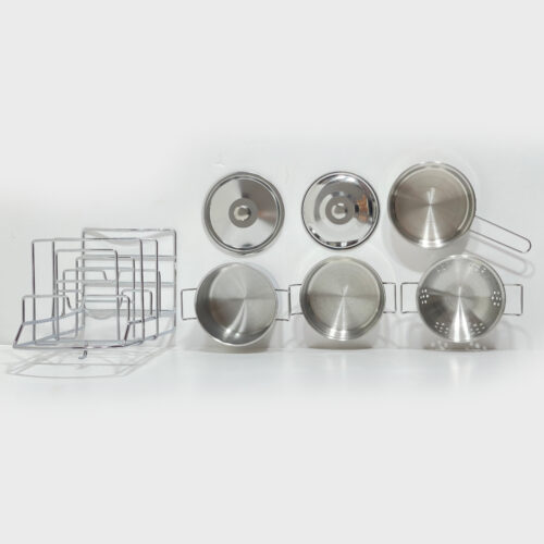 סט כלי מטבח לילדים מנירוסטה הכולל סיר ומכסה, מסננת ומעמד מדהים לאחסון וייבוש כלי מטבח לבישול ואפייה – תמונה 3