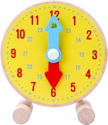 שעון משחק בצבעי צהוב ועץ טבעי לבית עץ