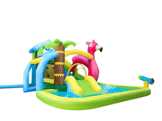 פארק מים לילדים בעיצוב של אי הפלמינגו הכולל קיר טיפוס, בריכה עם מגלשת מים וטרמפולינה עם מגלשת יציאה