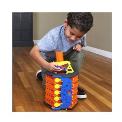 2חניון עם ידית נפתח למסלול מירוצים מבית Hot Wheels