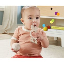 3ערכת מתנה הכוללת 4 צעצועי חושים לתינוקות לחיזוק מוטוריקה עדינה מבית Fisher Price