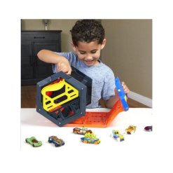 4חניון עם ידית נפתח למסלול מירוצים מבית Hot Wheels