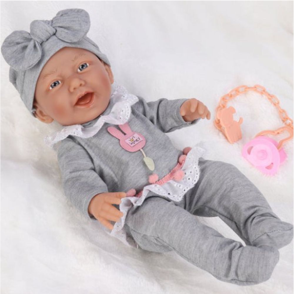 בובת תינוק ריאליסטית 40 ס"מ גוף ויניל – כולל מוצץ, רעשן וסט לבוש יוקרתי – תמונה 3